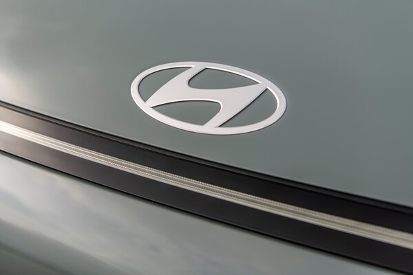 Detalle del emblema de Hyundai en el lateral del vehículo. Detalle del emblema de Hyundai en el lateral del vehículo.