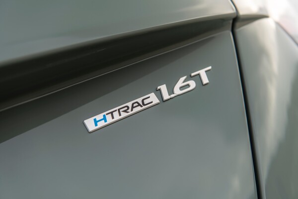 Emblema que indica la motorización HTRAC 1.6T en el Hyundai Kona. Emblema que indica la motorización HTRAC 1.6T en el Hyundai Kona.