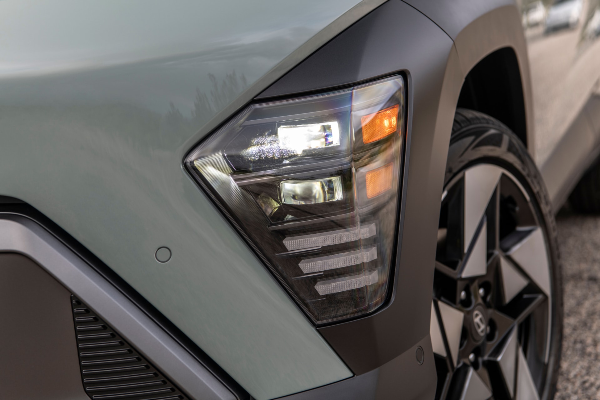 Tecnología LED en los faros del Hyundai Kona, enfocando en la luminosidad y estilo.