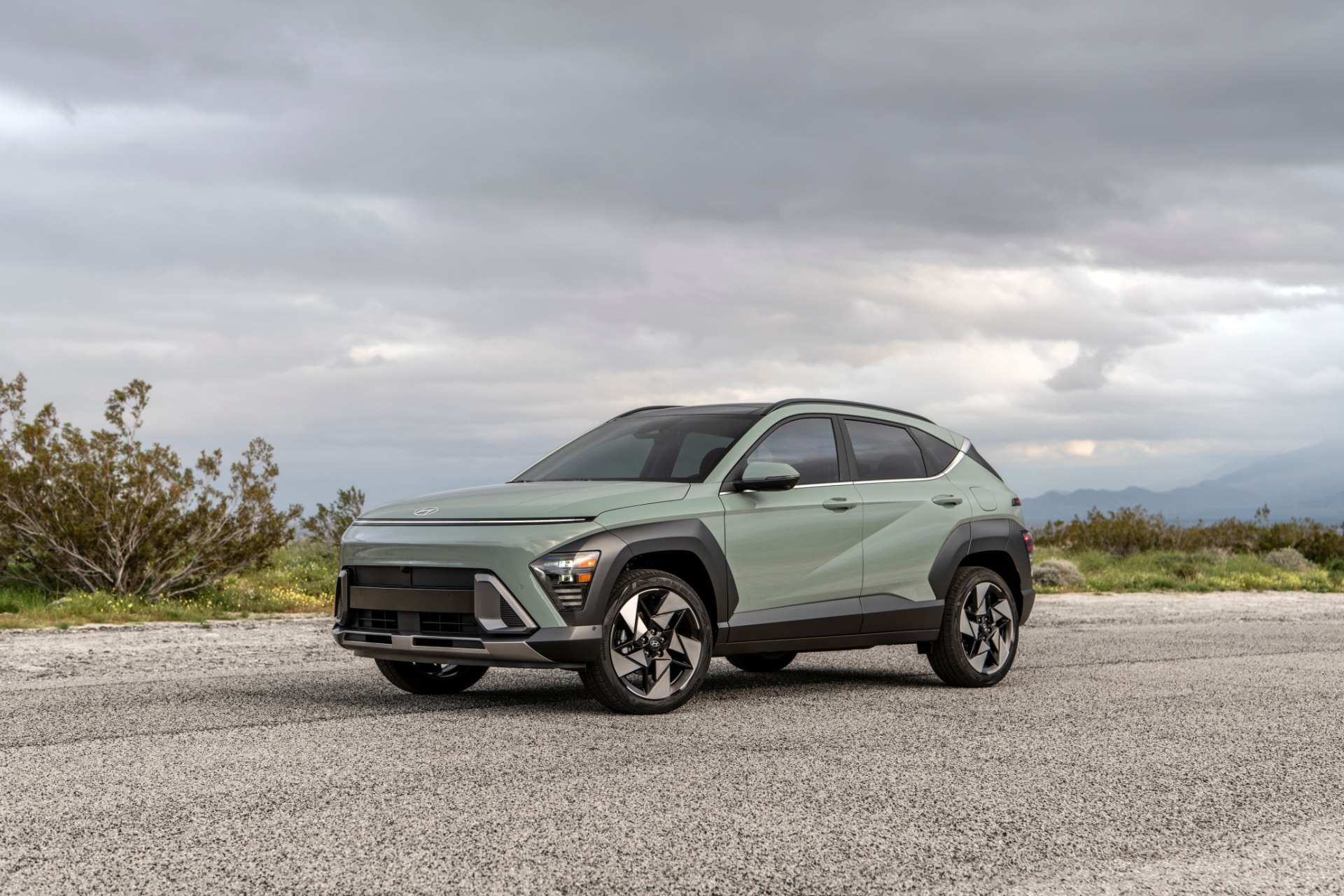 Imagen lateral del Hyundai Kona Híbrido destacando su perfil aerodinámico.
