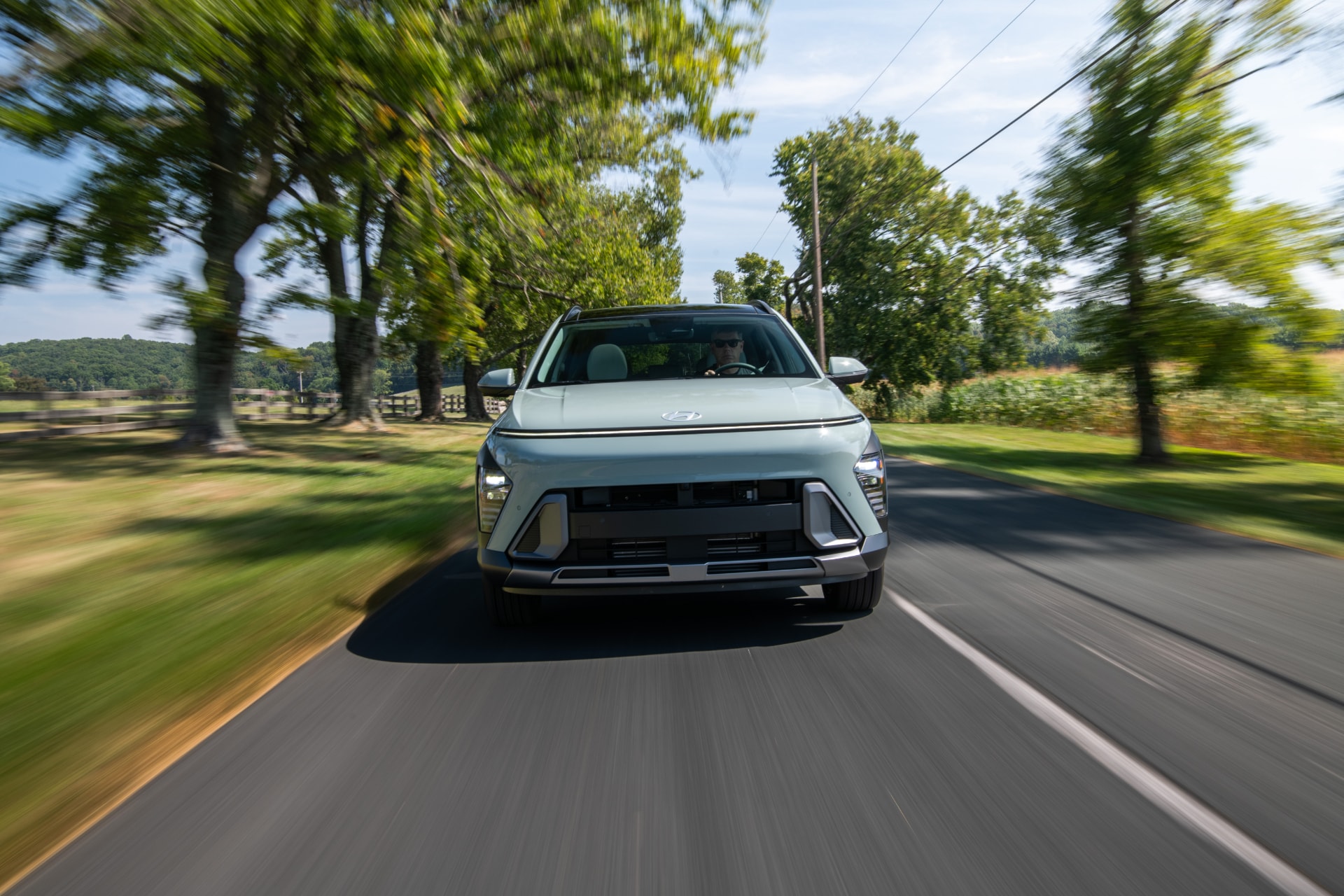 Imagen en movimiento del frente del Hyundai Kona Híbrido destacando su parrilla.