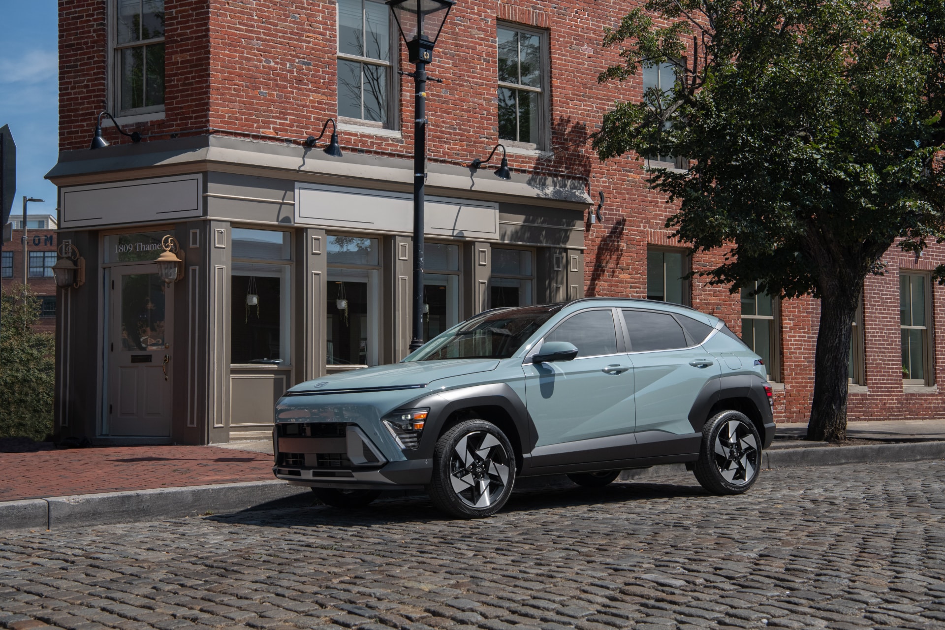 Hyundai Kona Híbrido aparcado en un entorno urbano, mostrando su adaptabilidad.