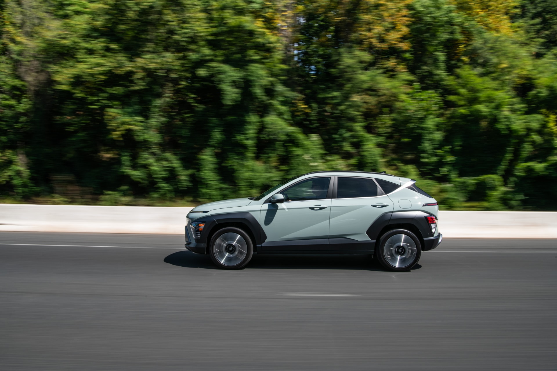 Imagen dinámica lateral del Hyundai Kona Híbrido reflejando su agilidad en carretera.