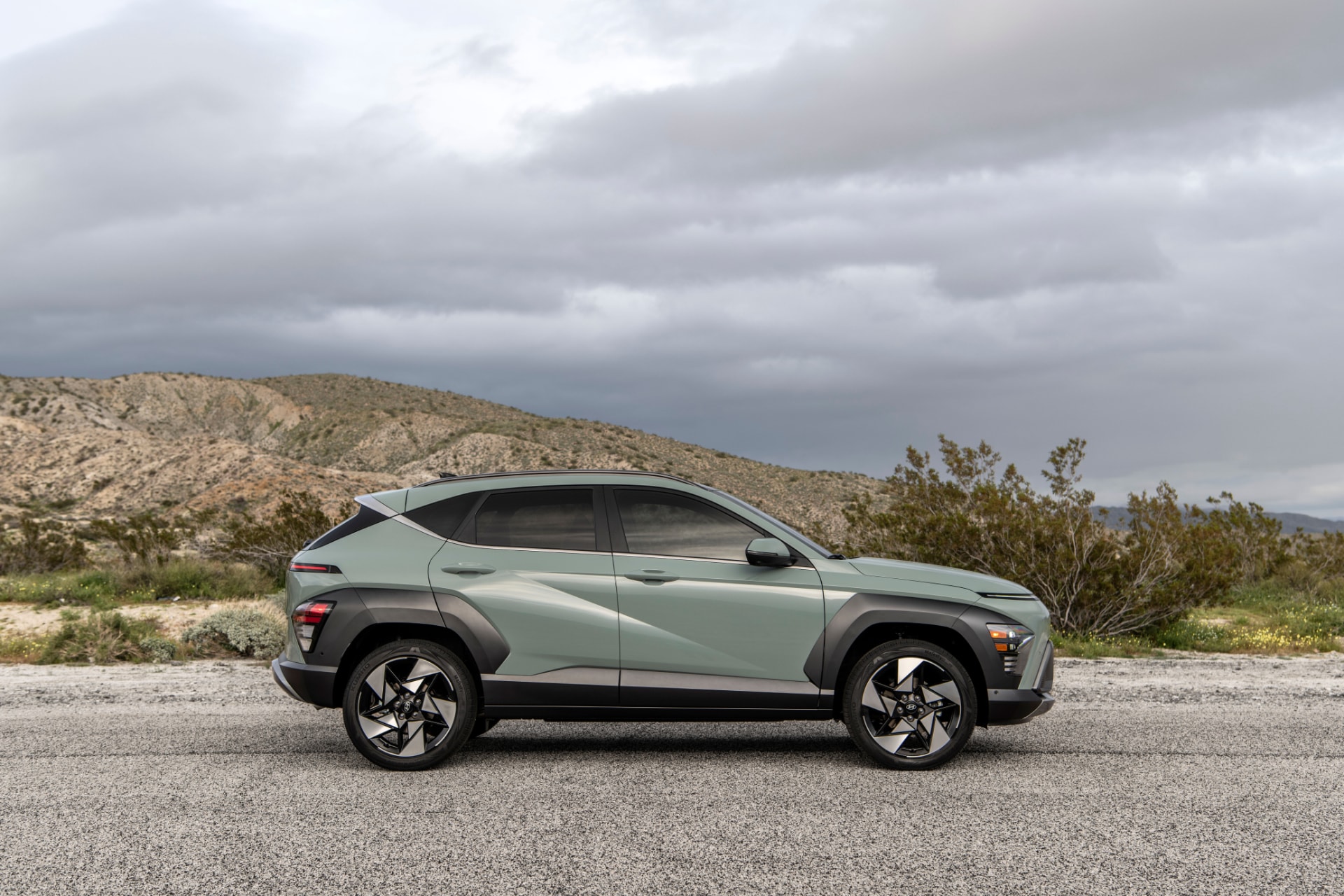 Vista completa del perfil lateral del Hyundai Kona Híbrido, destacando su línea.