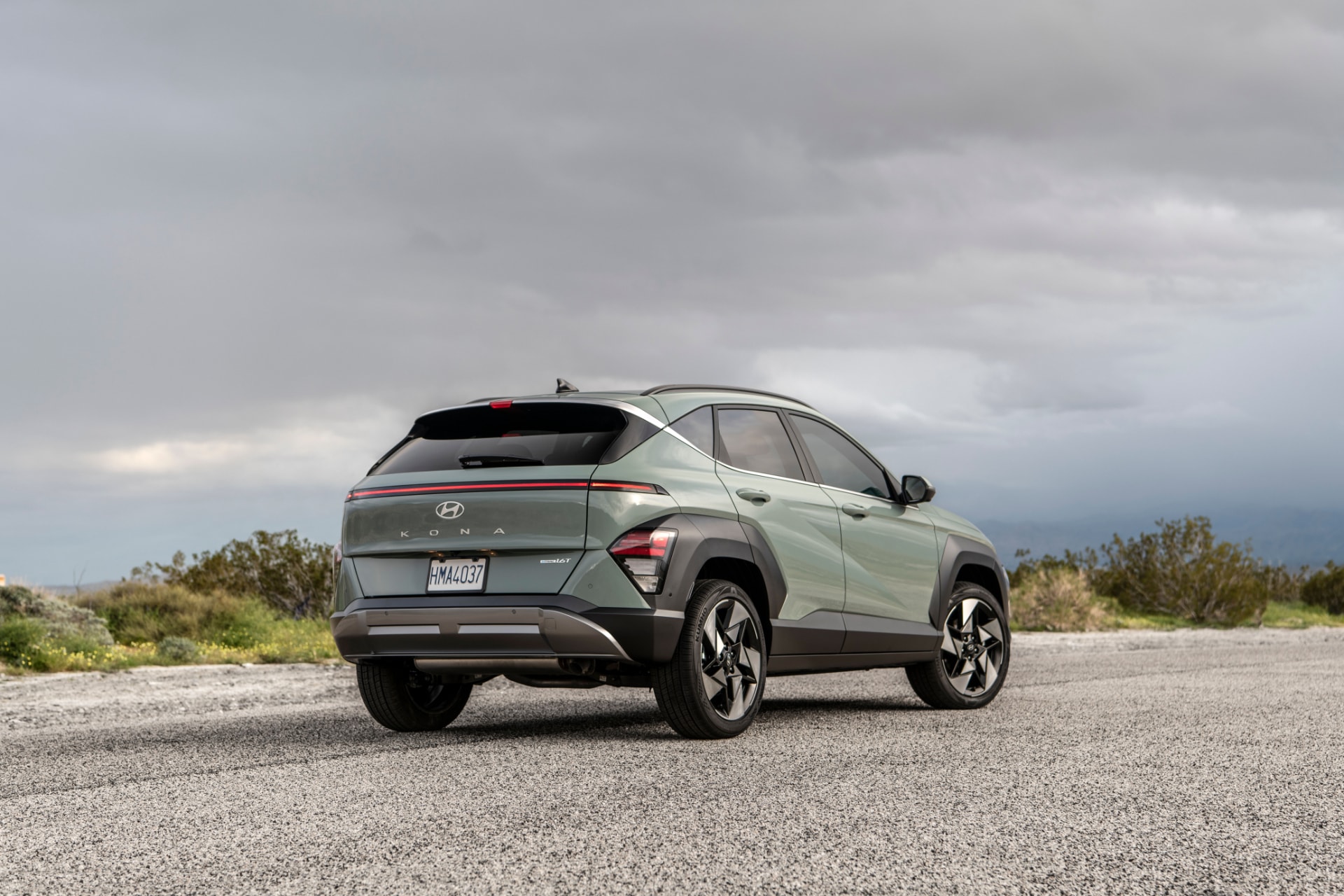 Perspectiva trasera del Hyundai Kona Híbrido apuntando a su diseño y escapemento.