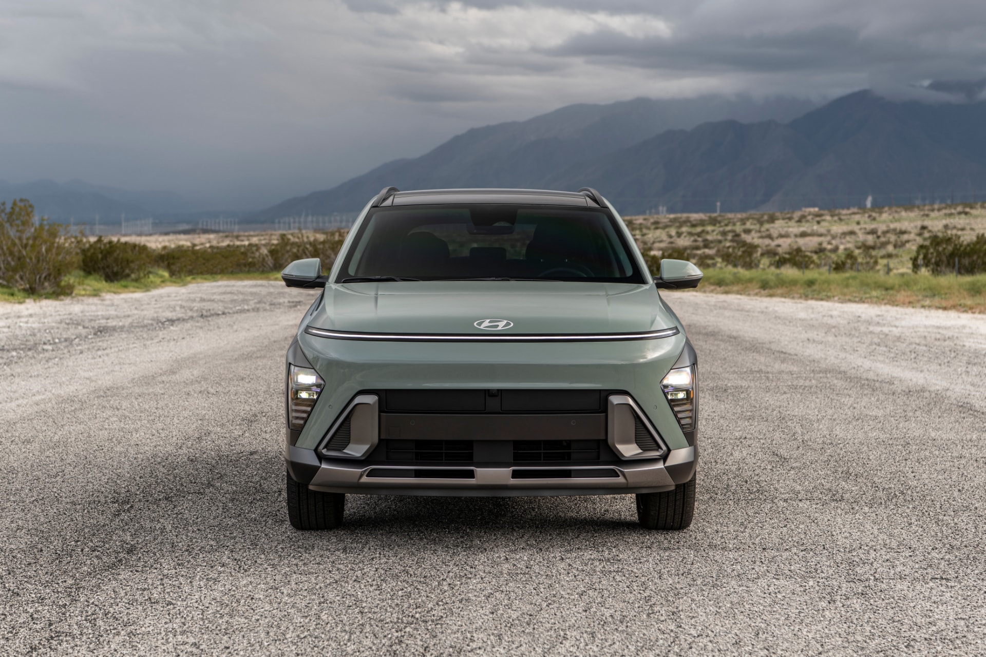 Vista frontal del Hyundai Kona Híbrido destacando su diseño audaz.