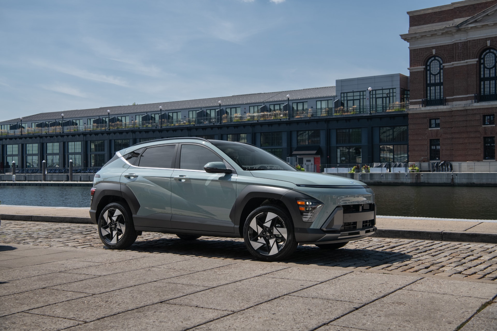 Hyundai Kona Híbrido en una vista lateral que muestra su perfil dinámico y urbano