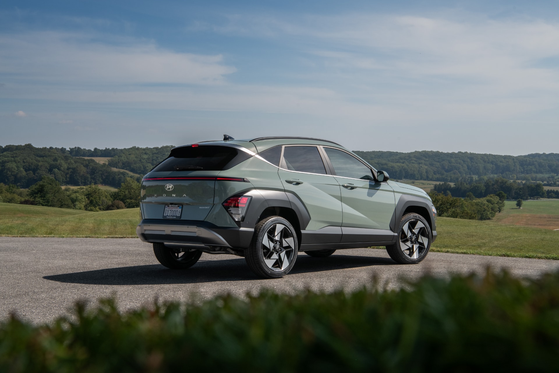 Vista trasera lateral del Hyundai Kona Híbrido resaltando su diseño.