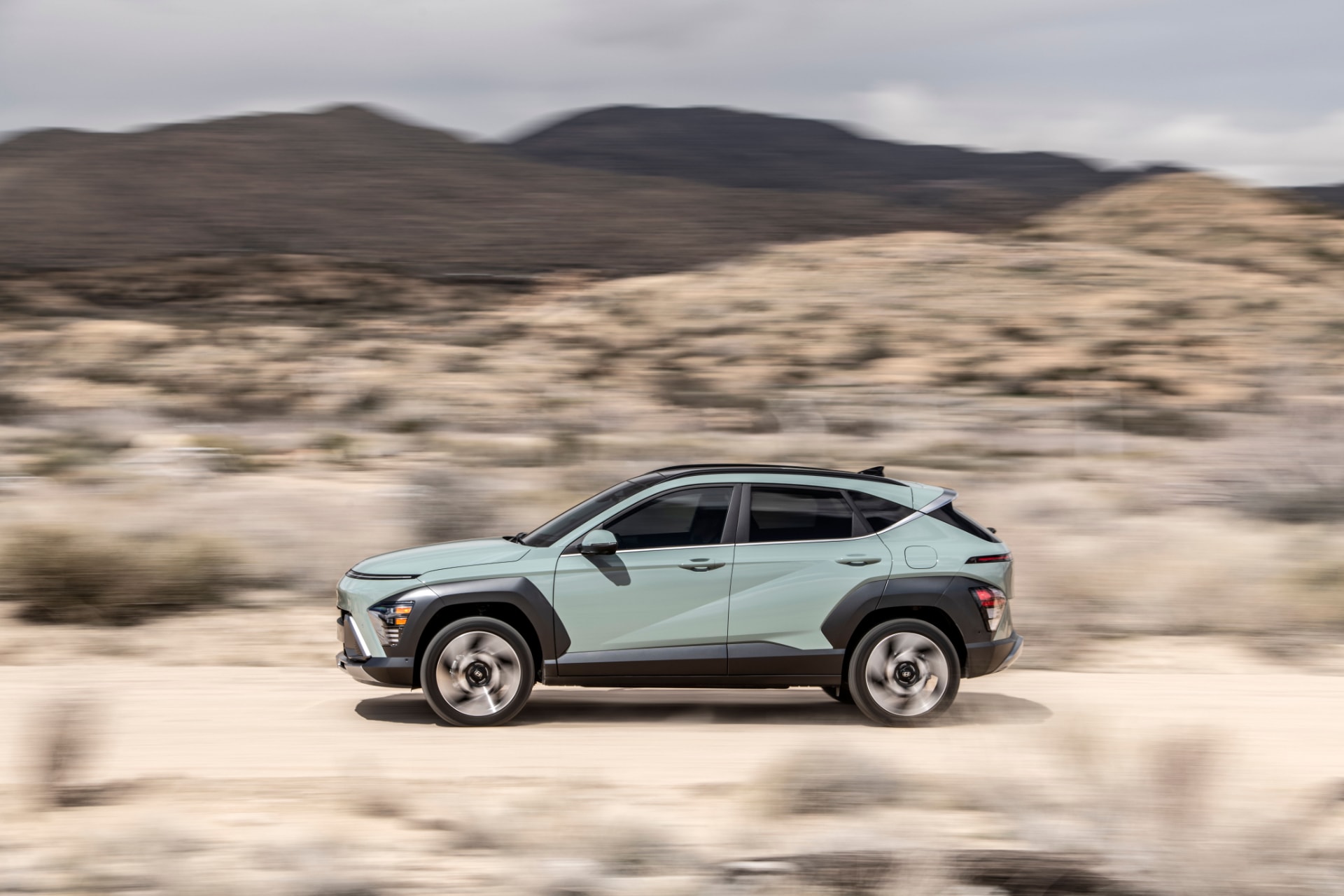 Vista lateral del Hyundai Kona en movimiento, destacando su perfil.