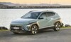 Perfil completo del Hyundai Kona Híbrido, mostrando su estética lateral y frontal. Perfil completo del Hyundai Kona Híbrido, mostrando su estética lateral y frontal.