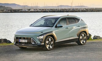 Perfil completo del Hyundai Kona Híbrido, mostrando su estética lateral y frontal. Perfil completo del Hyundai Kona Híbrido, mostrando su estética lateral y frontal.