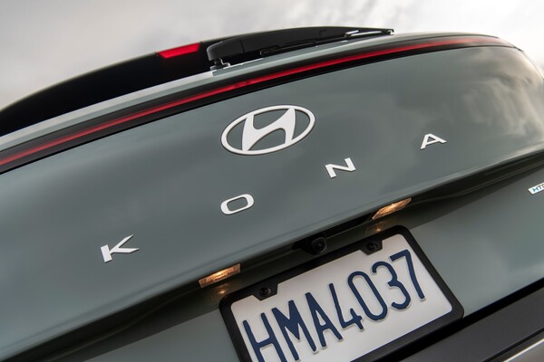 Imagen trasera centrada en el logo y modelo del Hyundai Kona. Imagen trasera centrada en el logo y modelo del Hyundai Kona.