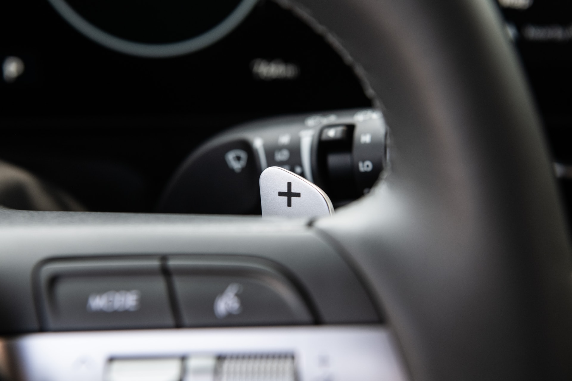 Detalle de los mandos de cambio en el volante.