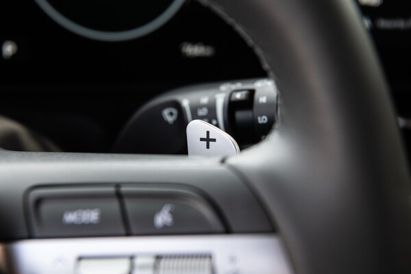 Detalle de los mandos de cambio en el volante. Detalle de los mandos de cambio en el volante.