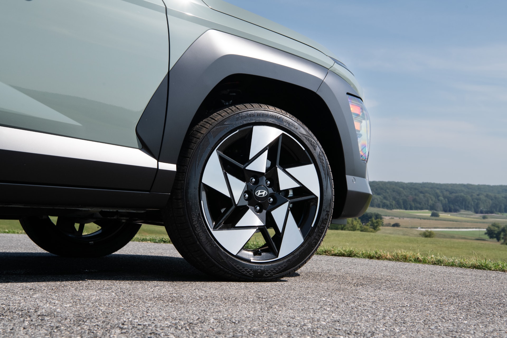 Primer plano de la llanta y neumático del Hyundai Kona Híbrido.