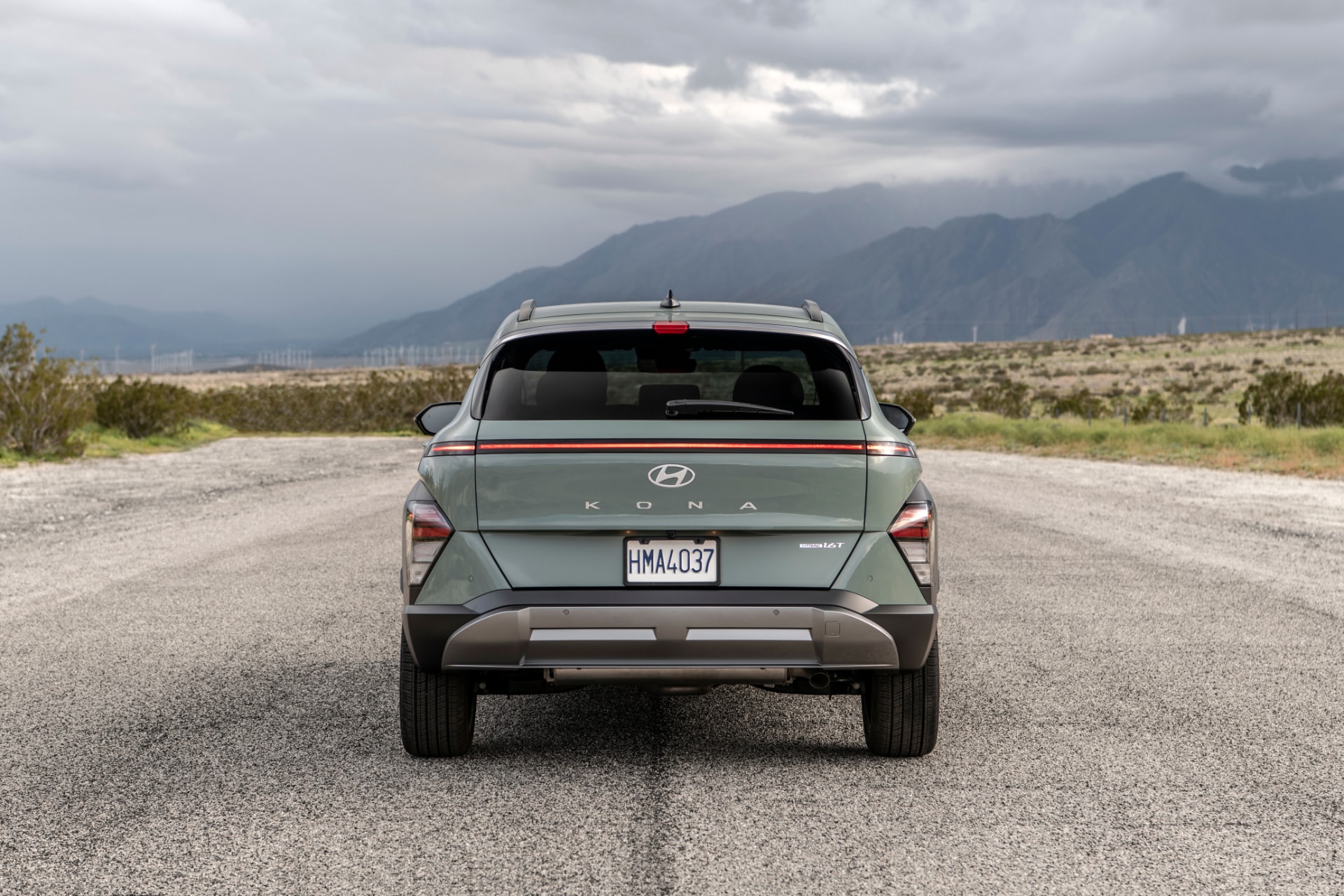 Vista trasera del Hyundai Kona Híbrido destacando sus líneas modernas y faros distintivos