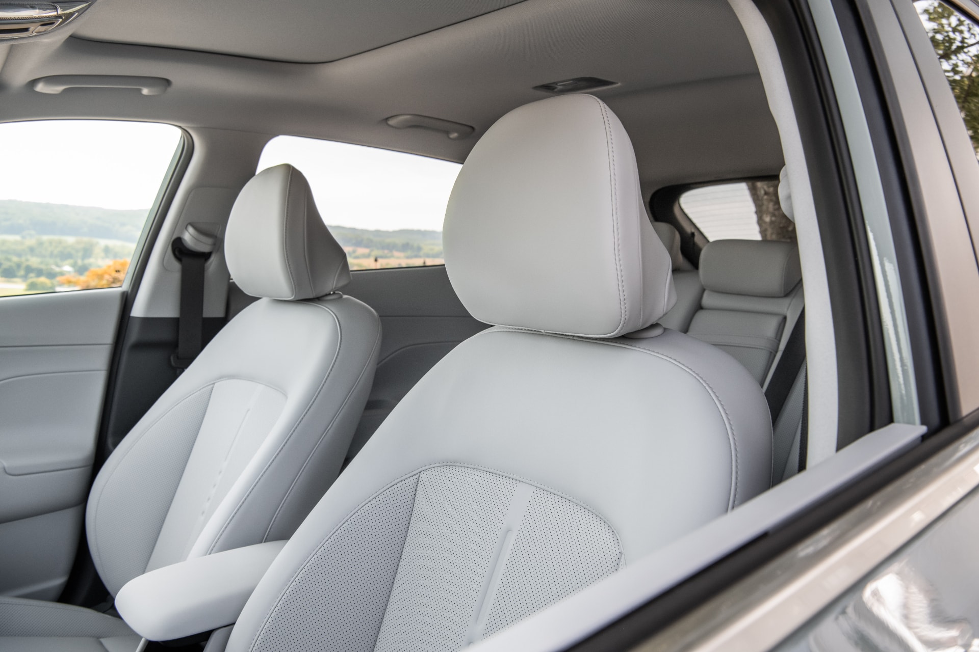 Asientos delanteros del Hyundai Kona Híbrido mostrando diseño y confort.