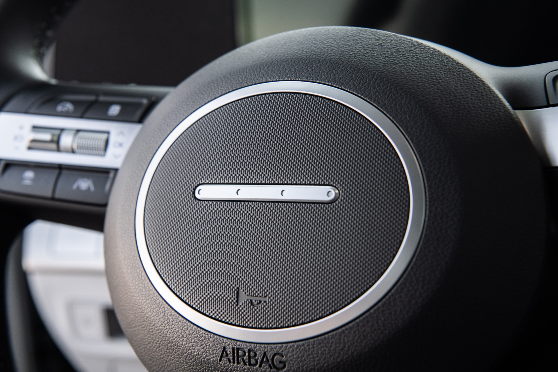 Detalle del volante con controles integrados, enfocado en la calidad y confort
