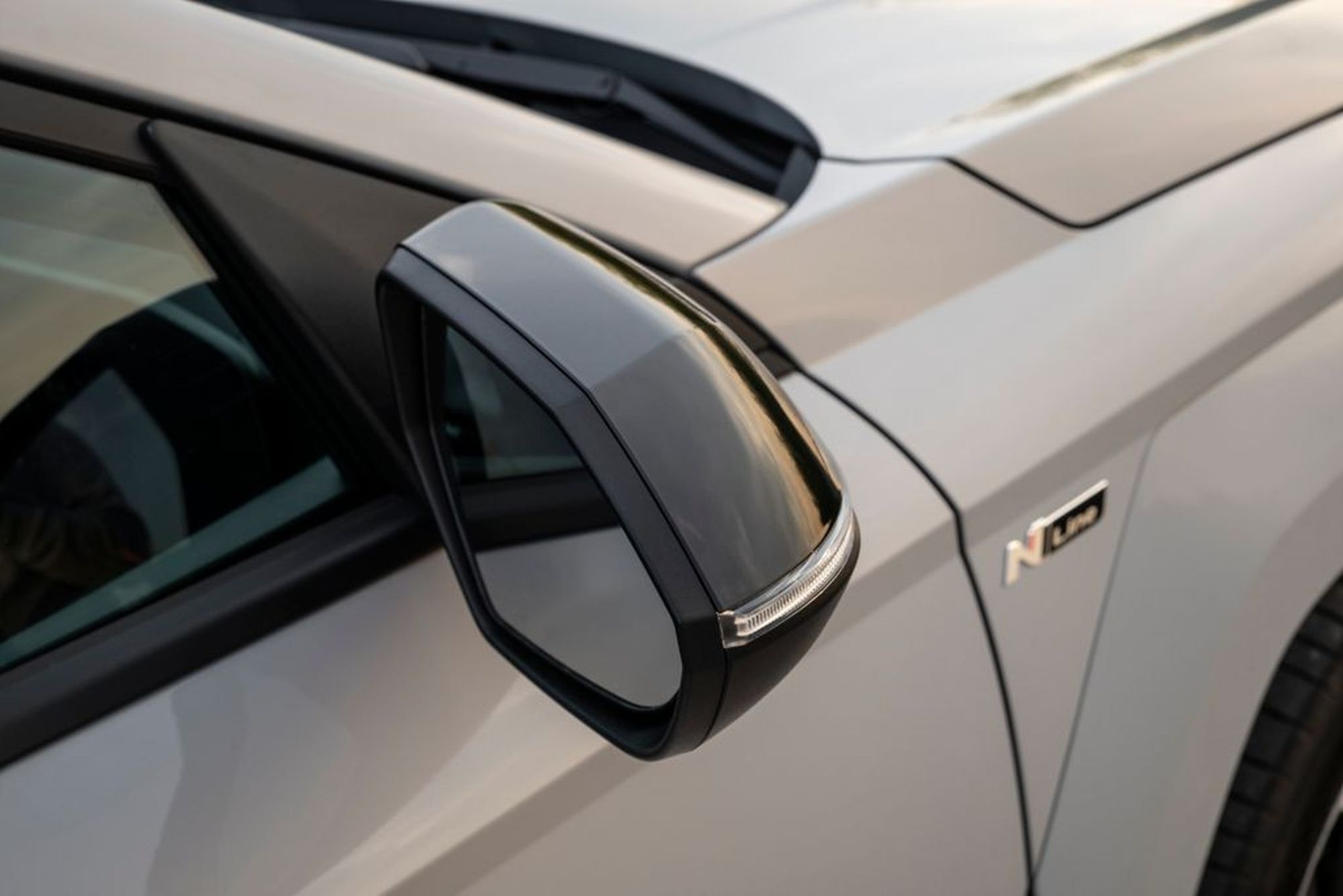 Cercanía al faro del Hyundai Kona 2023, resaltando su tecnología LED eficiente.