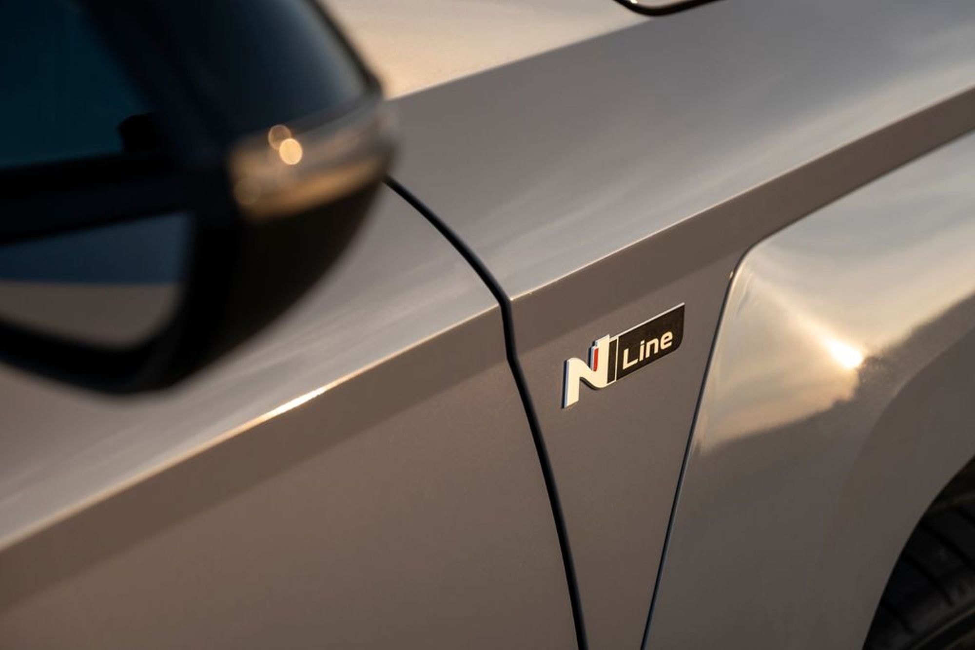 Vista frontal del Hyundai Kona 2023, con su parrilla distintiva y faros LED.