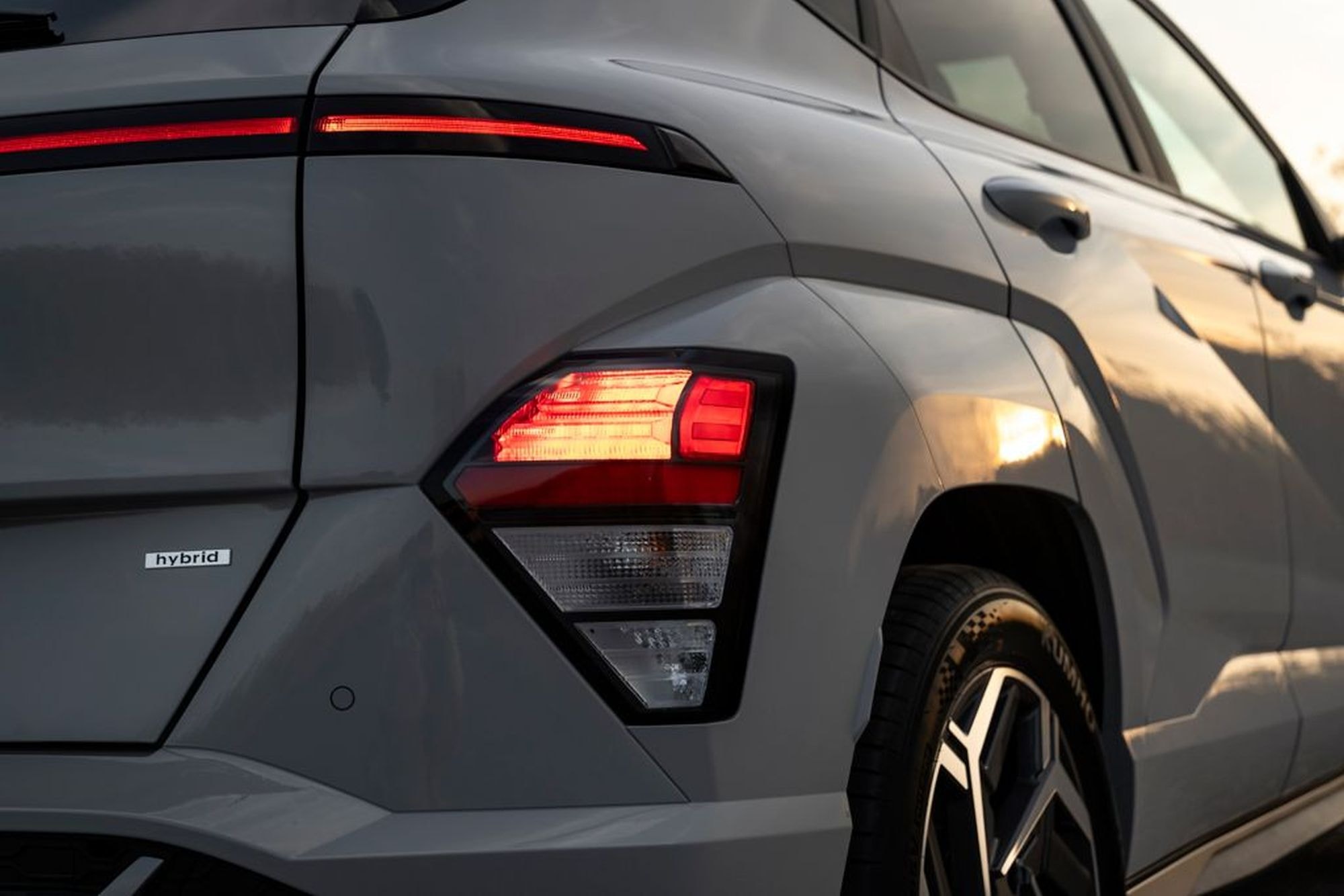 Perspectiva delantera del Hyundai Kona 2023, mostrando su estilo audaz y agresivo.