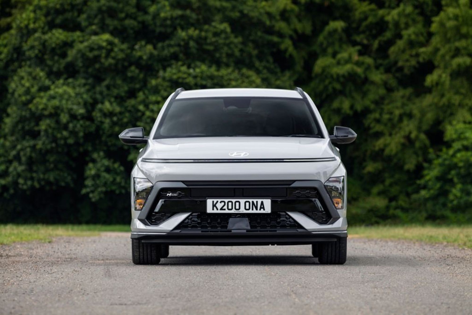 Vista lateral y frontal del Hyundai Kona 2023, resaltando su diseño moderno y robusto.