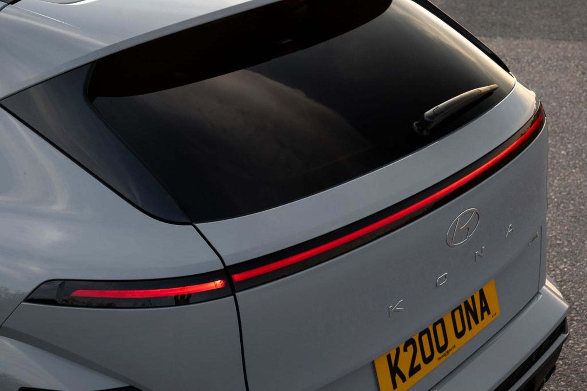 Espacioso maletero del Hyundai Kona 2023, ideal para viajes y aventuras.