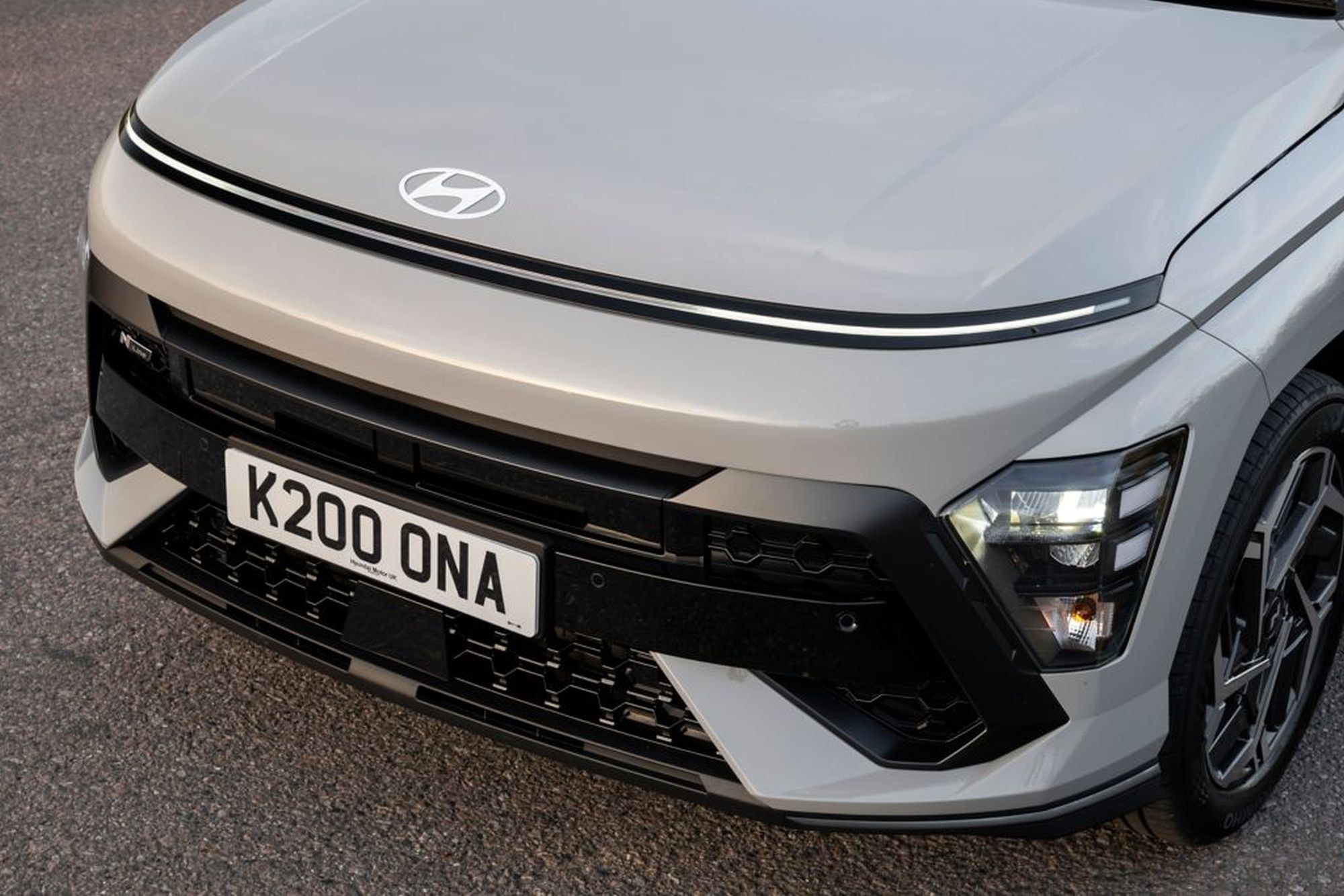 Detalle de la insignia N Line en el Hyundai Kona 2023, que destaca su versión deportiva.