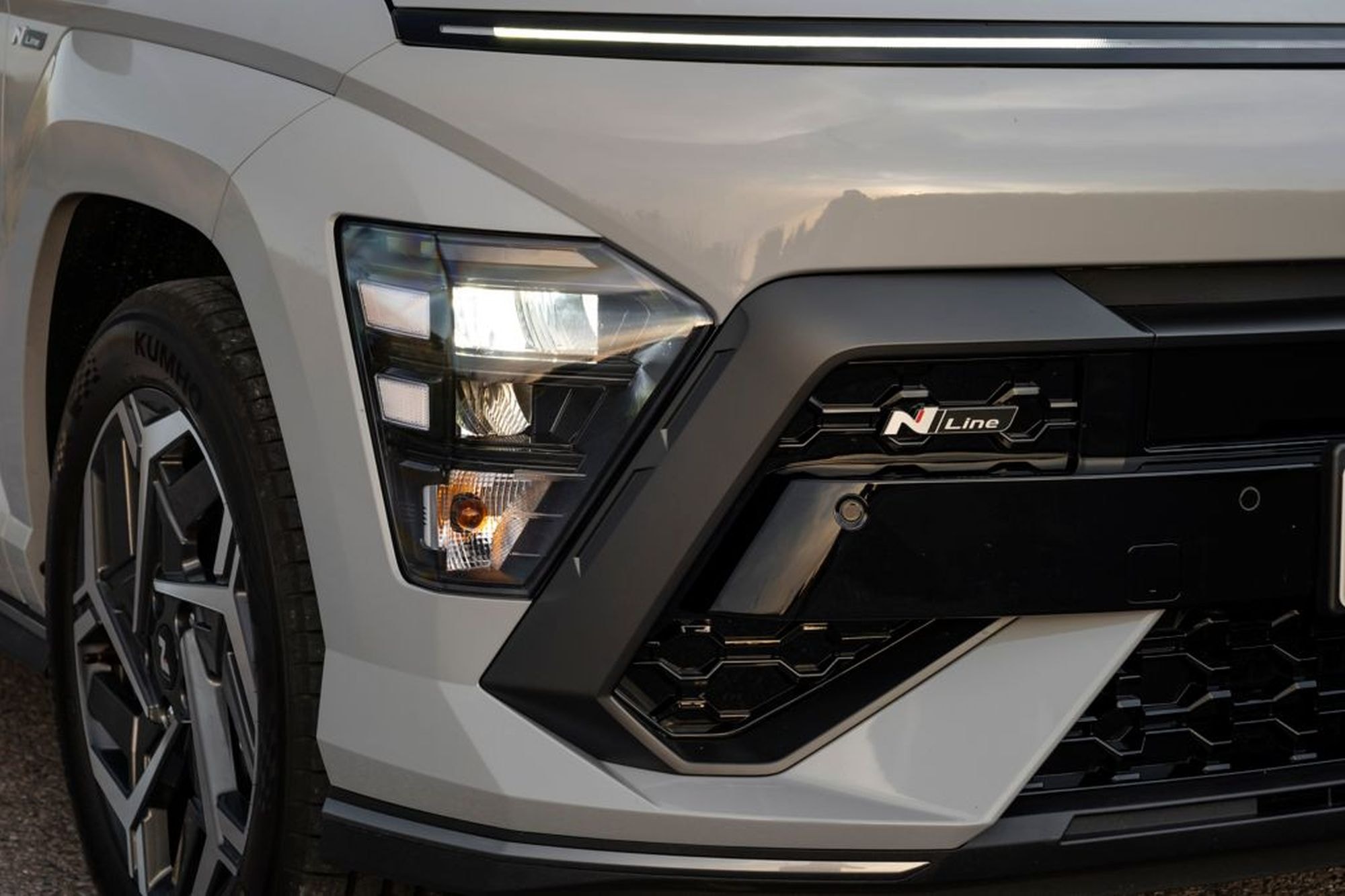 Vista posterior del Hyundai Kona 2023, con un diseño atractivo y luces traseras estilizadas.