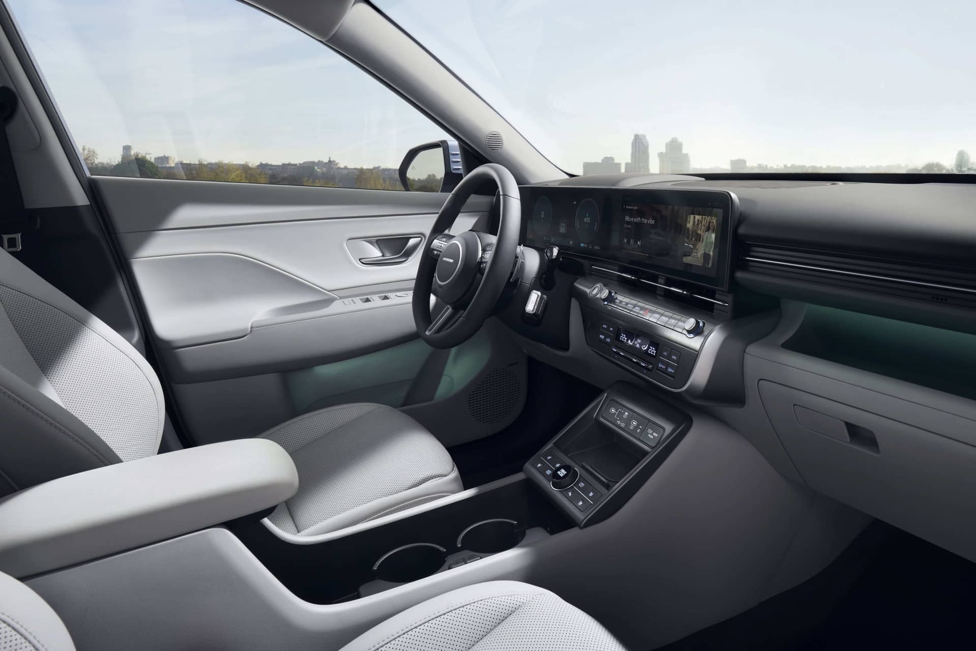 Cabina del Kona con enfoque en diseño y ergonomía, tecnología visible.