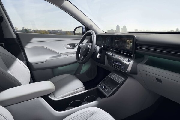 Cabina del Kona con enfoque en diseño y ergonomía, tecnología visible. Cabina del Kona con enfoque en diseño y ergonomía, tecnología visible.