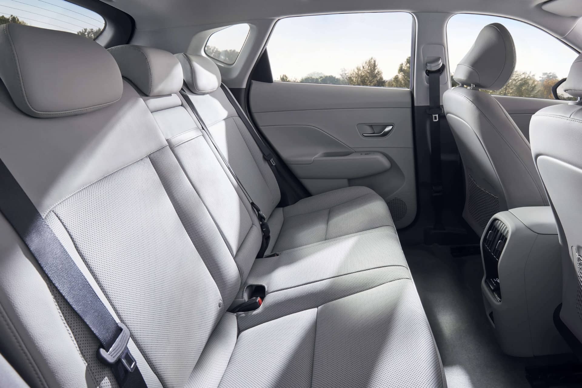 Espacioso interior del Kona, enfocado en confort para los pasajeros traseros.