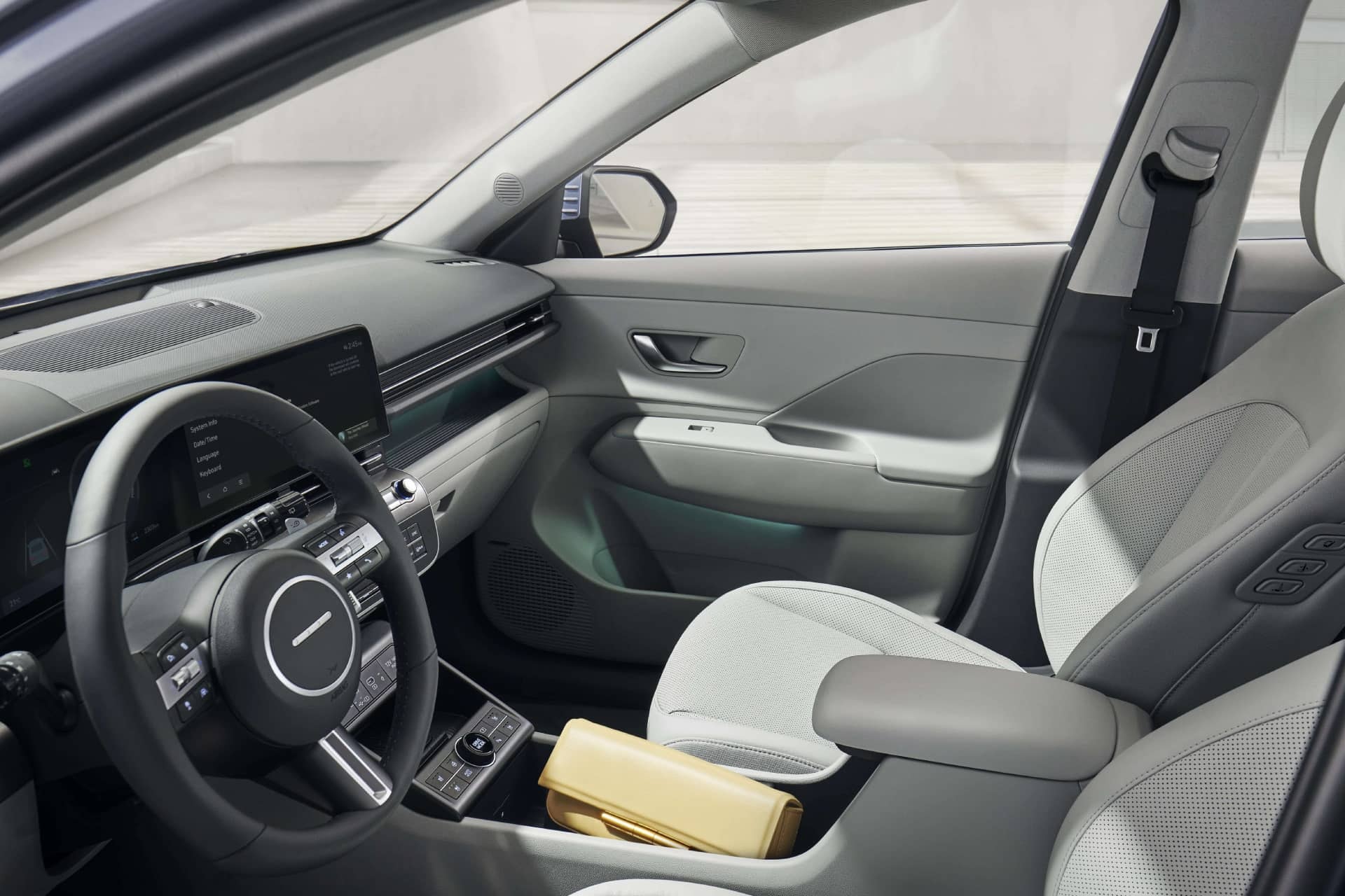 Puesto de conducción del Kona, con volante y controles de fácil acceso.