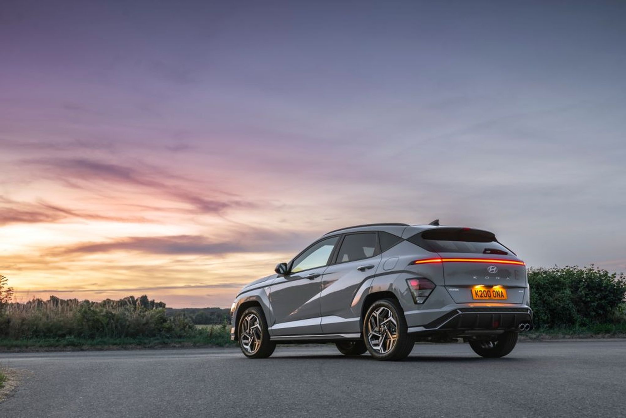 Hyundai Kona en movimiento, resaltando su parrilla agresiva y faros LED.
