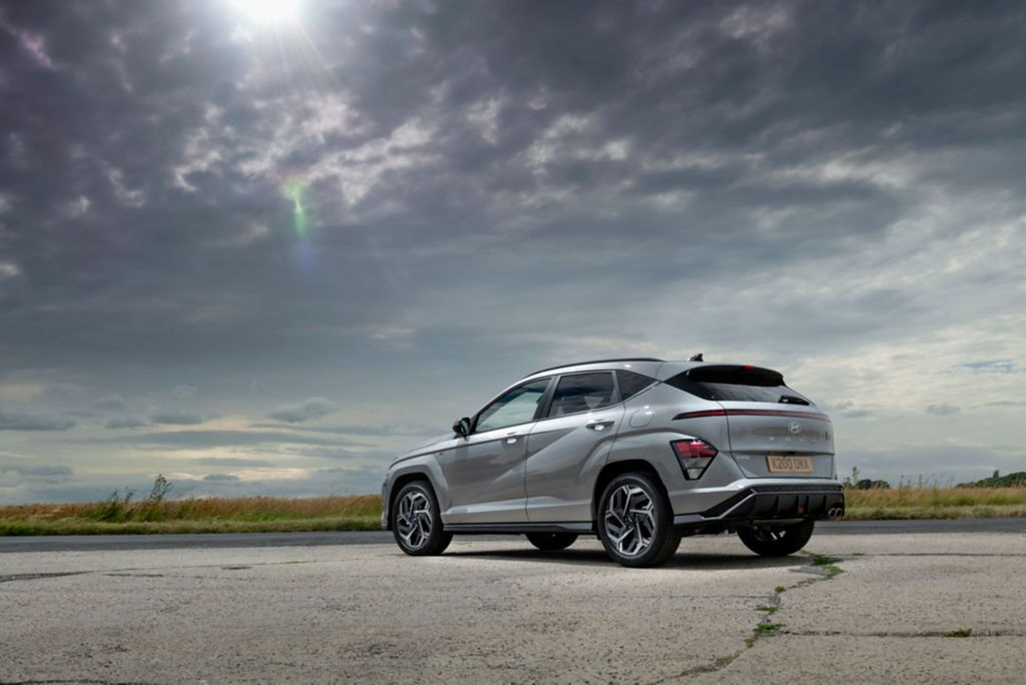 Perspectiva frontal del Kona, destacando su diseño robusto y moderno.