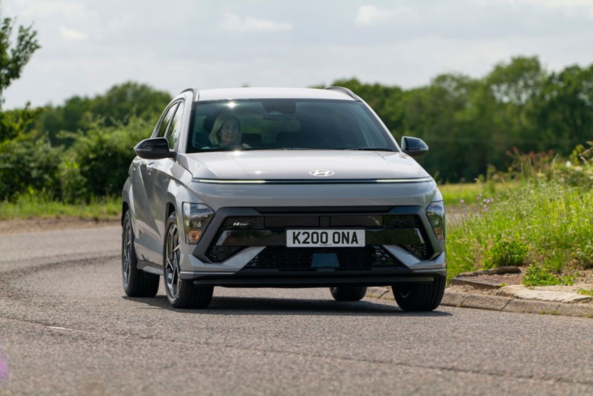 Versión lateral del Kona en ruta, subrayando su aspecto deportivo.