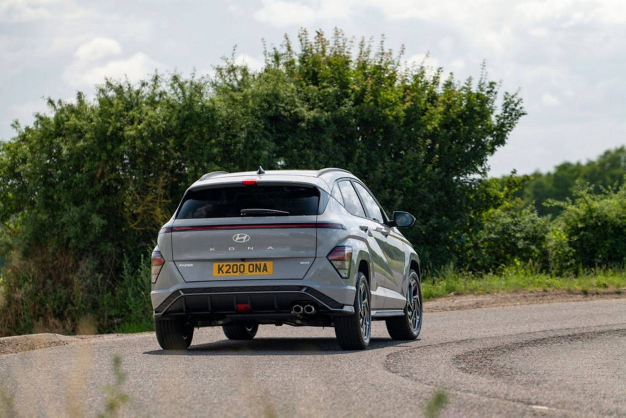 Hyundai Kona en acción, exhibiendo su dinamismo y estabilidad.