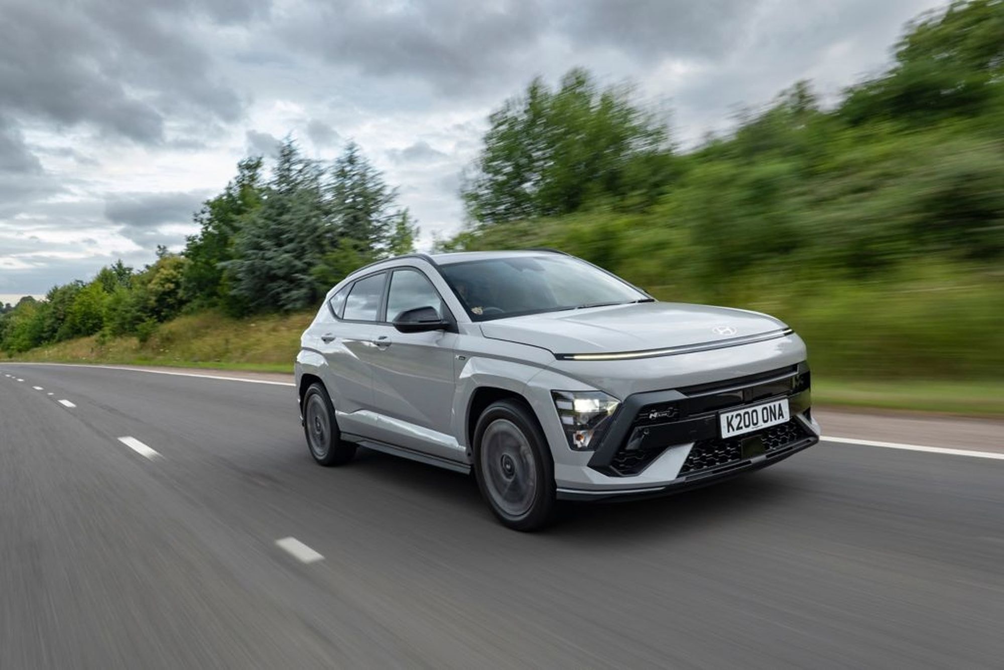 Perspectiva trasera del Kona con un entorno natural, ideal para aventuras.