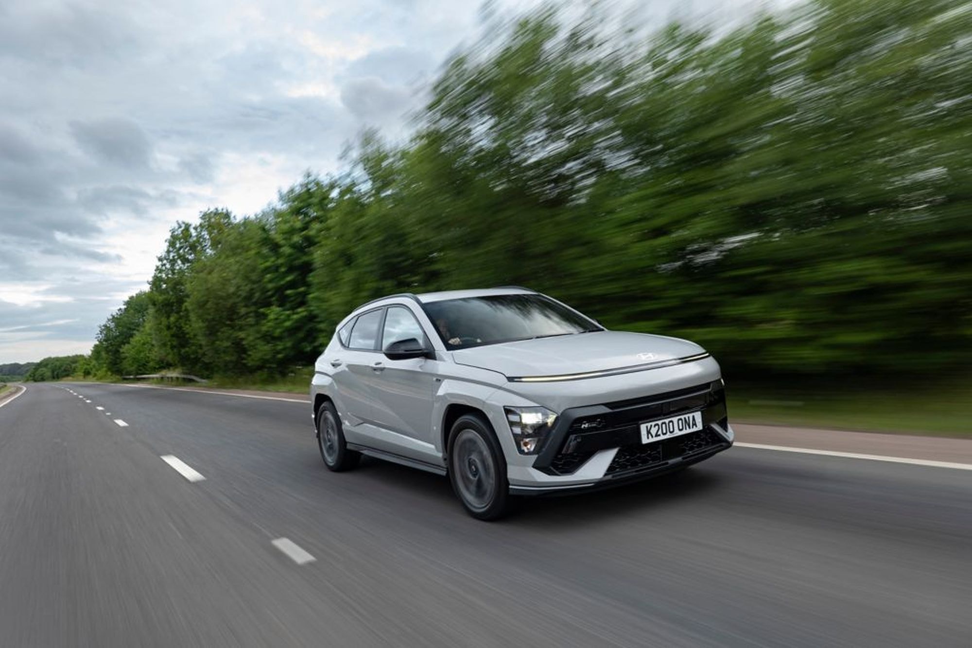 Kona capturado en un atardecer, mostrando su elegante diseño.