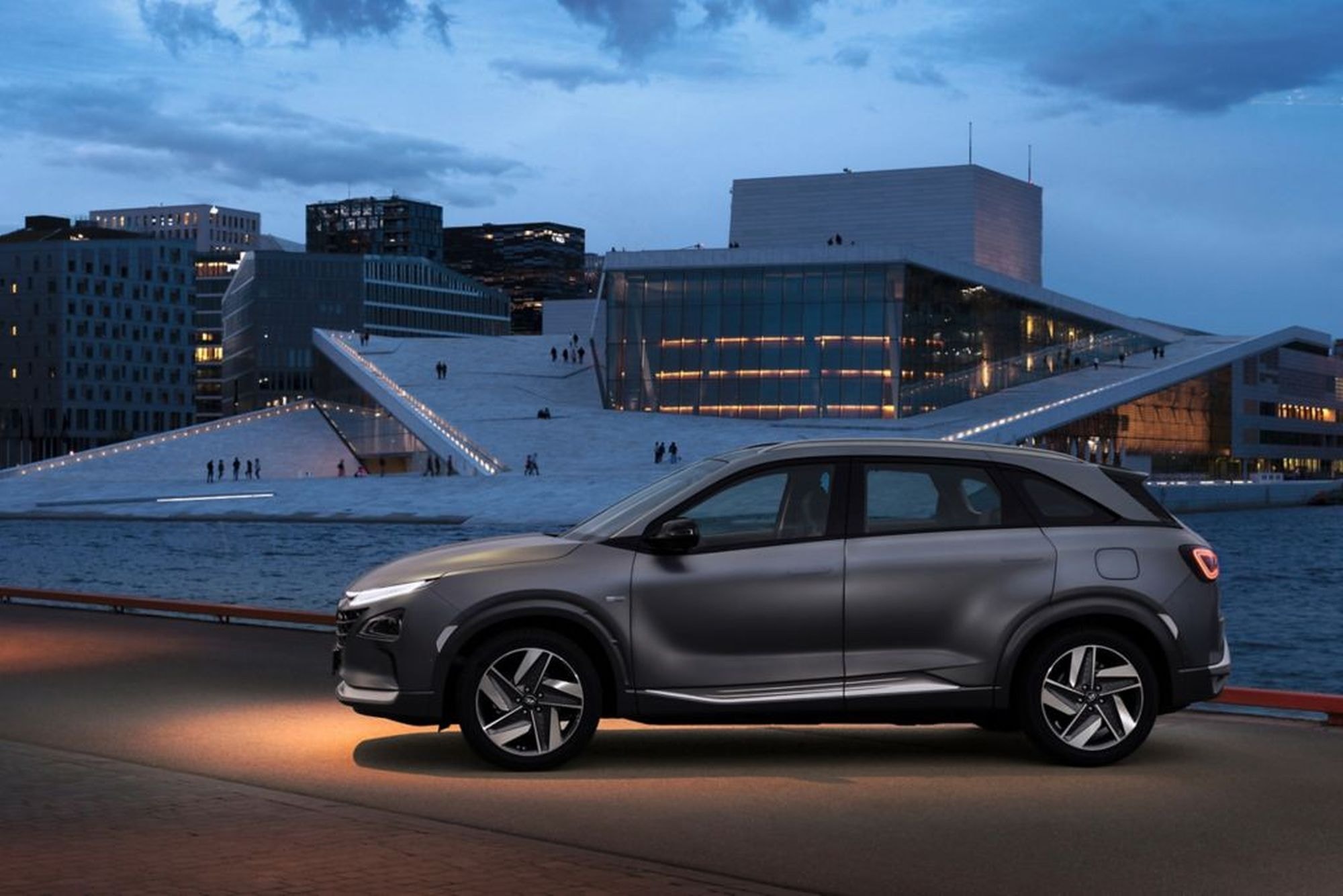 Vista lateral del Hyundai NEXO, mostrando su elegante diseño moderno.