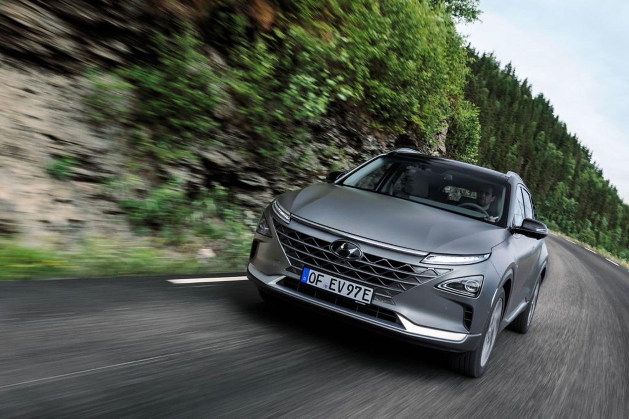 El Hyundai NEXO muestra un diseño fluido en su perfil lateral.