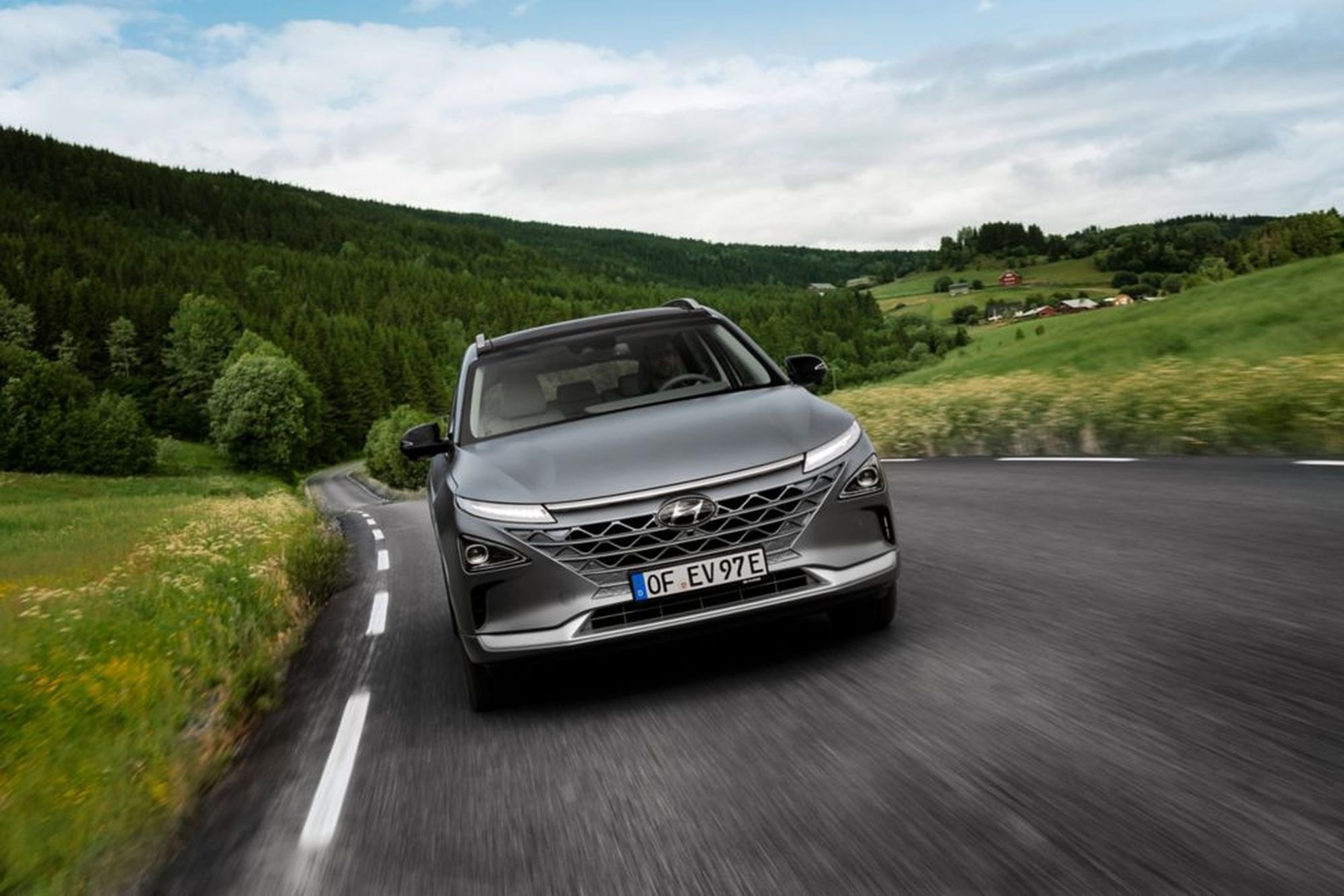 Una vista frontal del NEXO revelando su imponente diseño.