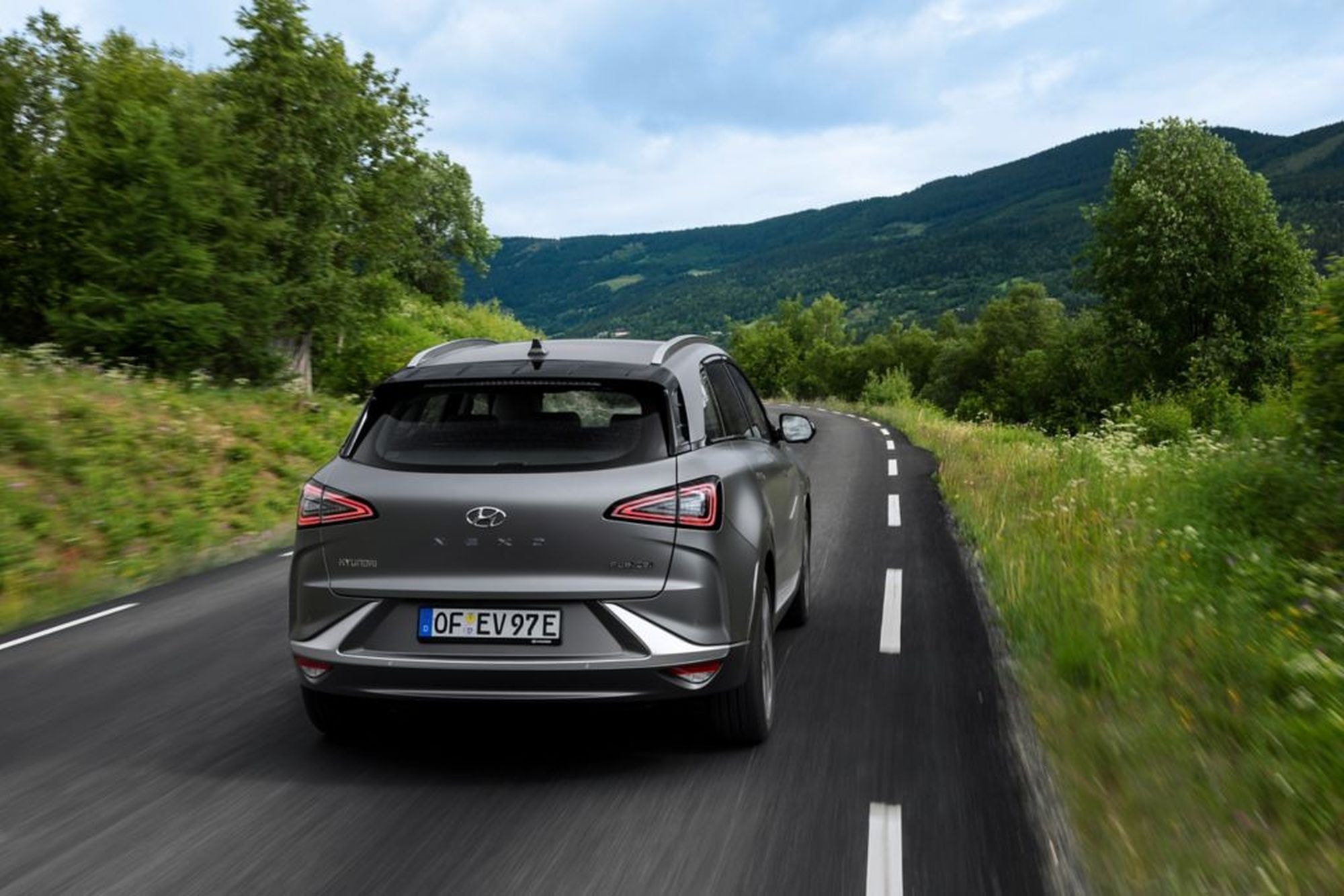 Vista trasera del NEXO que resalta detalles en sus luces.