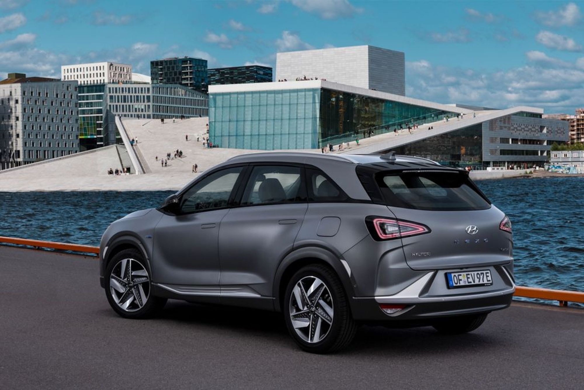 Vista frontal del Hyundai NEXO, con un diseño moderno y aerodinámico.