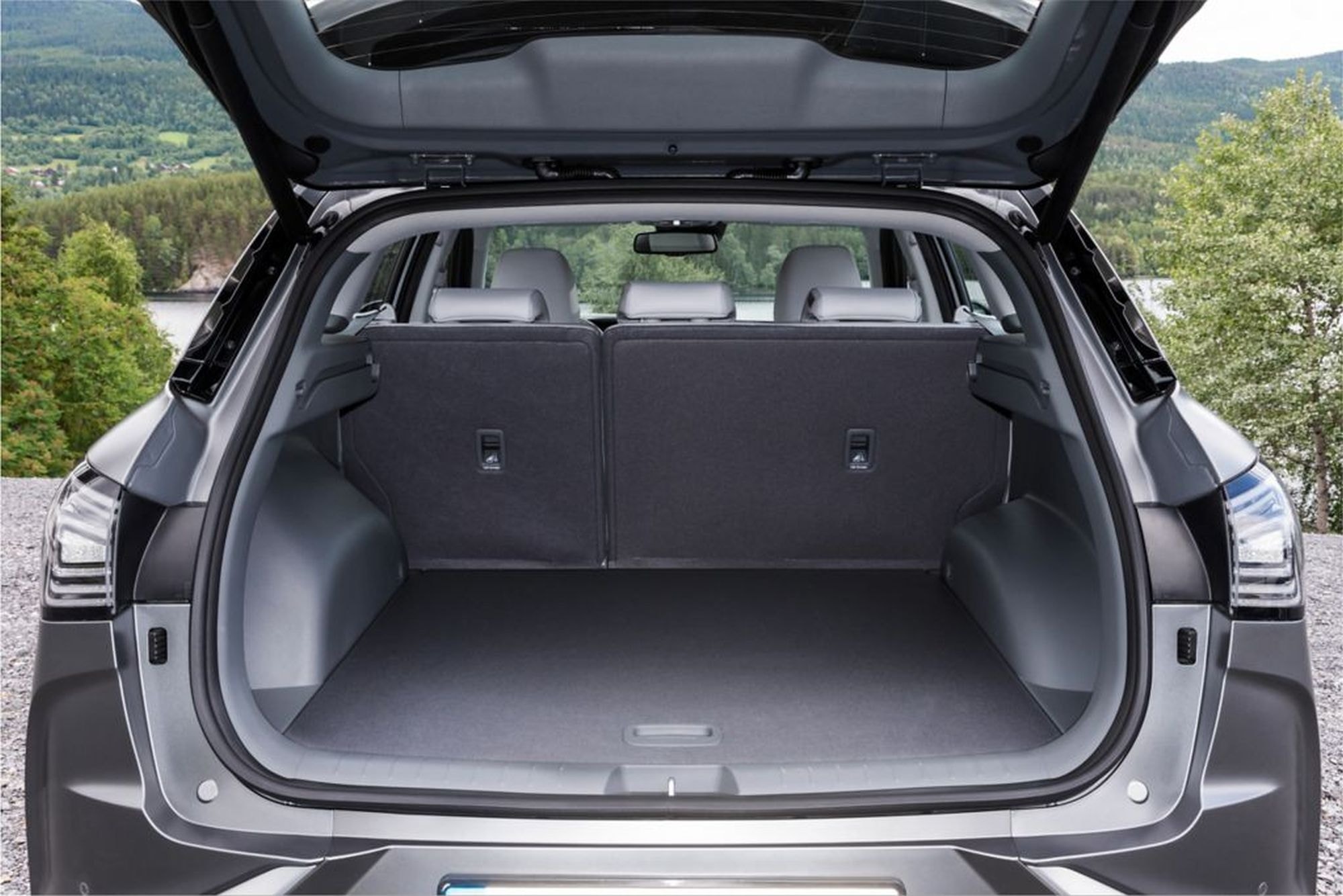 Detalle del tablero y consola central del NEXO, diseño enfocado en la funcionalidad.