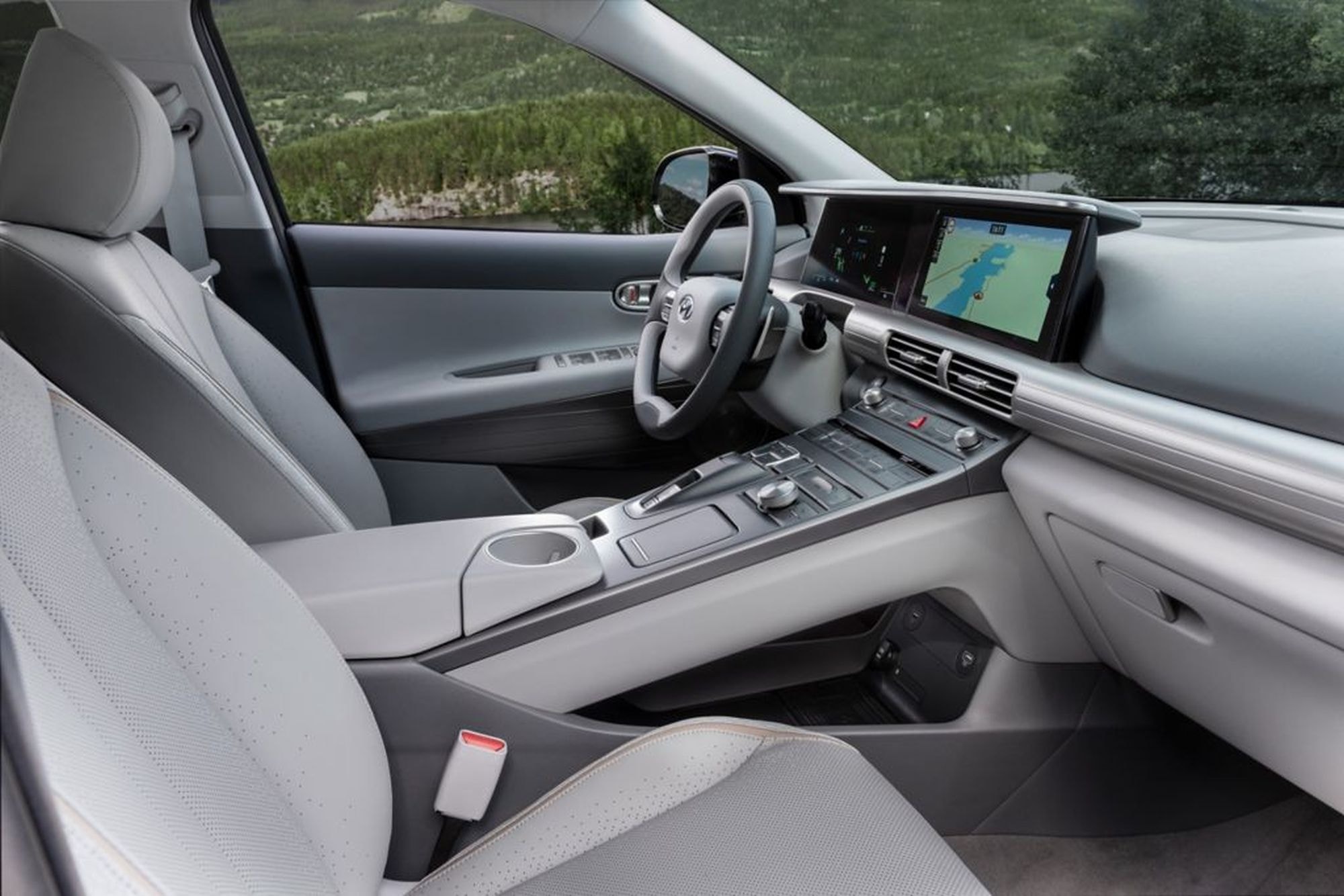 Interior moderno y tecnológico del NEXO, con una distribución ergonómica.