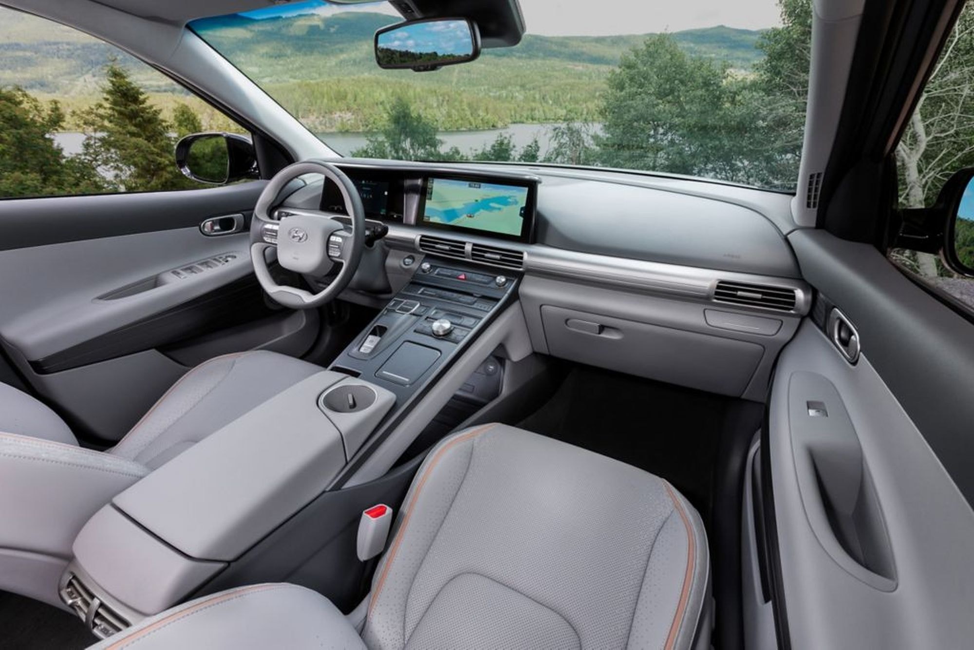 Detalle del llenado de hidrógeno en el NEXO, muestra su tecnología avanzada.