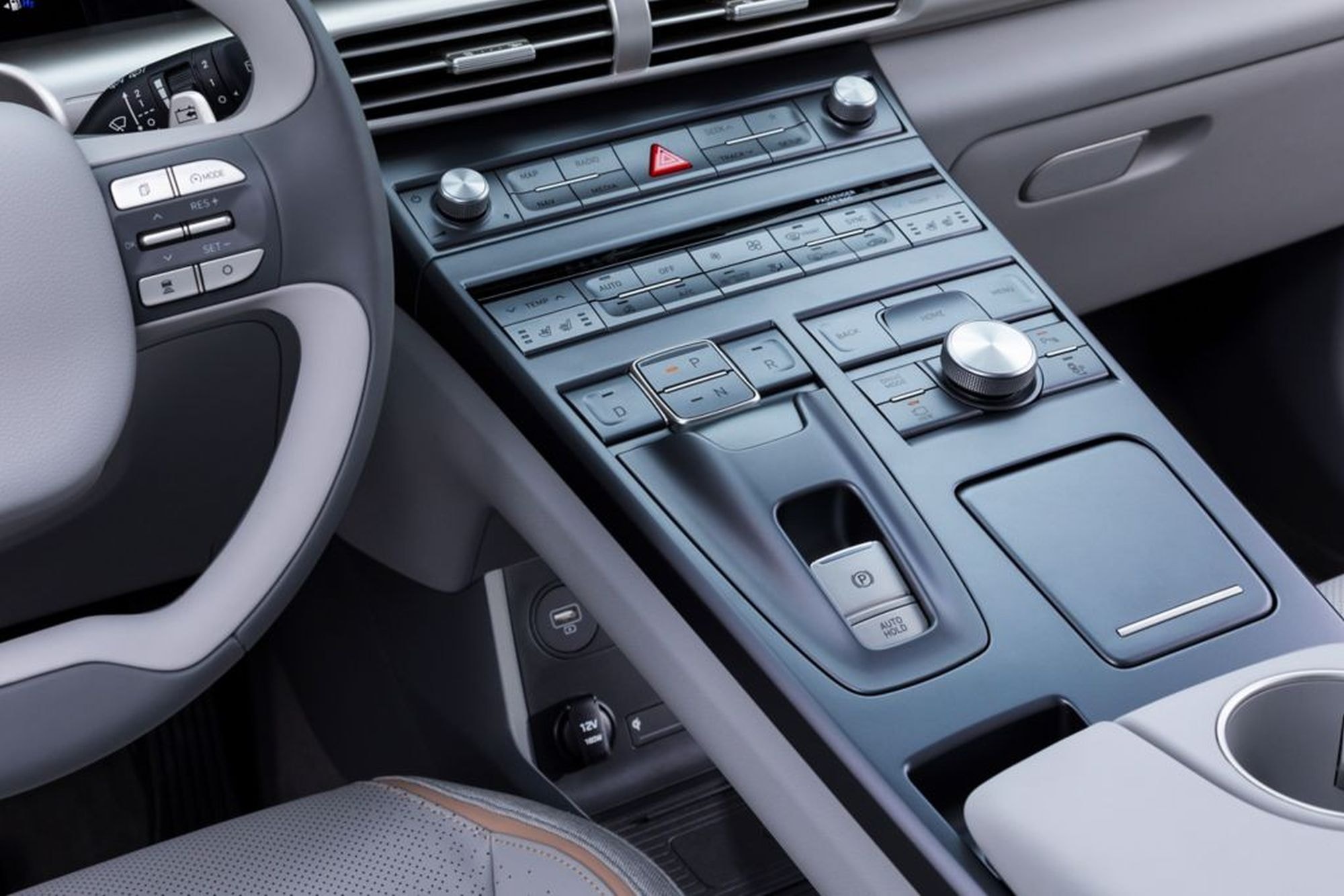 Vista detallada de la consola central con controles intuitivos del NEXO.