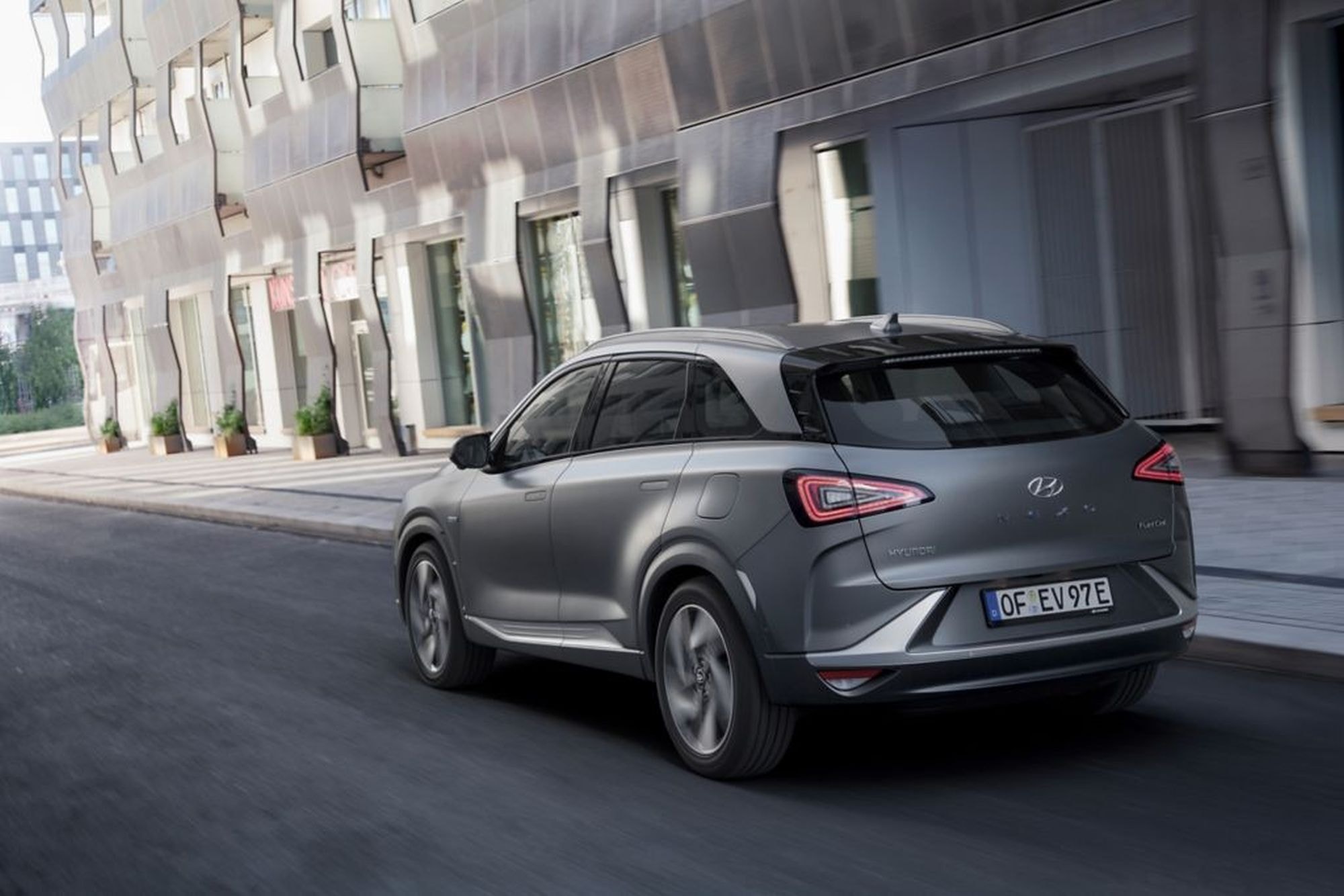 Hyundai NEXO en movimiento por la ciudad, mostrando su diseño contemporáneo.