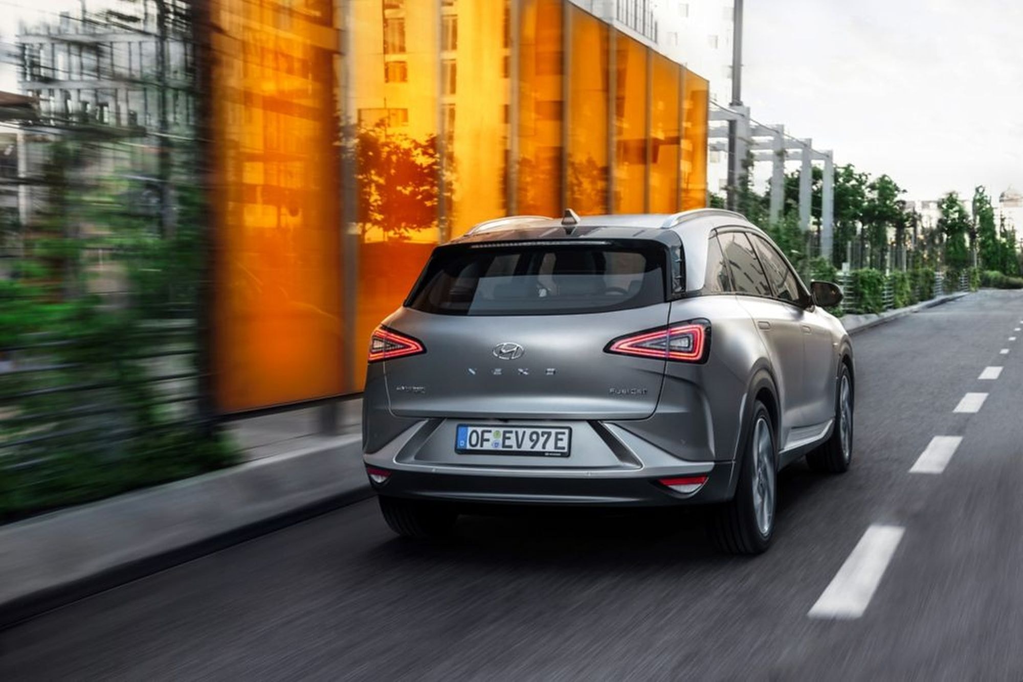 Hyundai NEXO cruzando un entorno industrial, resaltando su robustez.